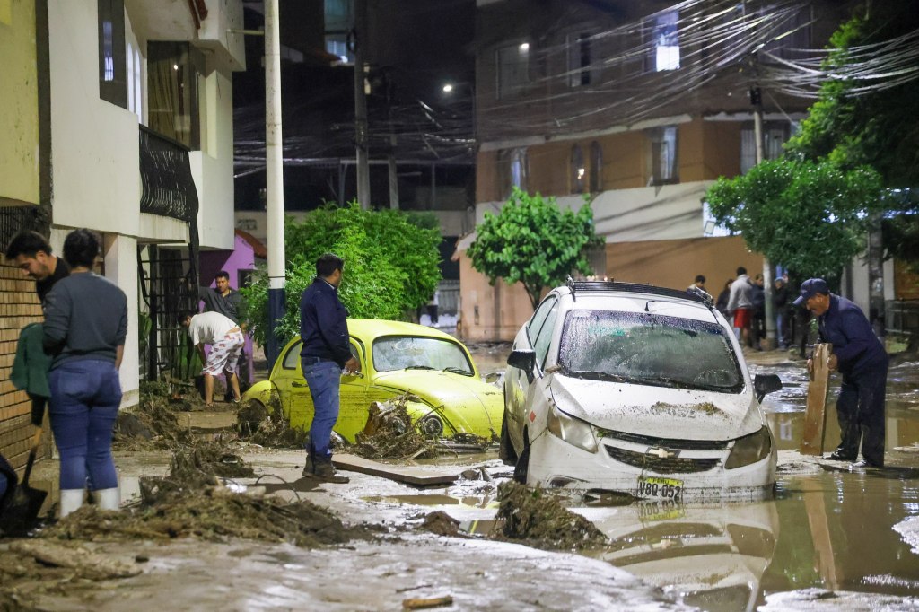 Lluvias en Perú superan los 100 fallecidos y obligan despliegue sanitario casa por&nbsp;casa