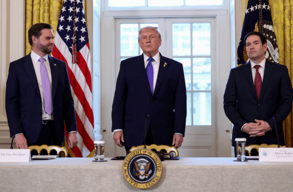 Trump redobla la presión sobre Irán con amenazas, una imagen armada y un bloqueo clave en el estrecho de&nbsp;Ormuz