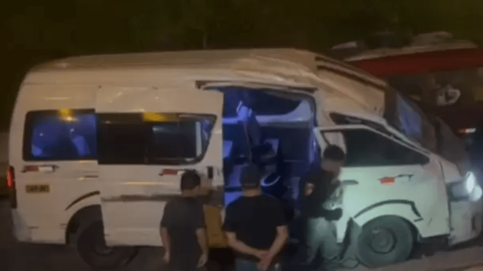 Asalto a combi en el Rímac termina en persecución, choque y vehículo&nbsp;destruido